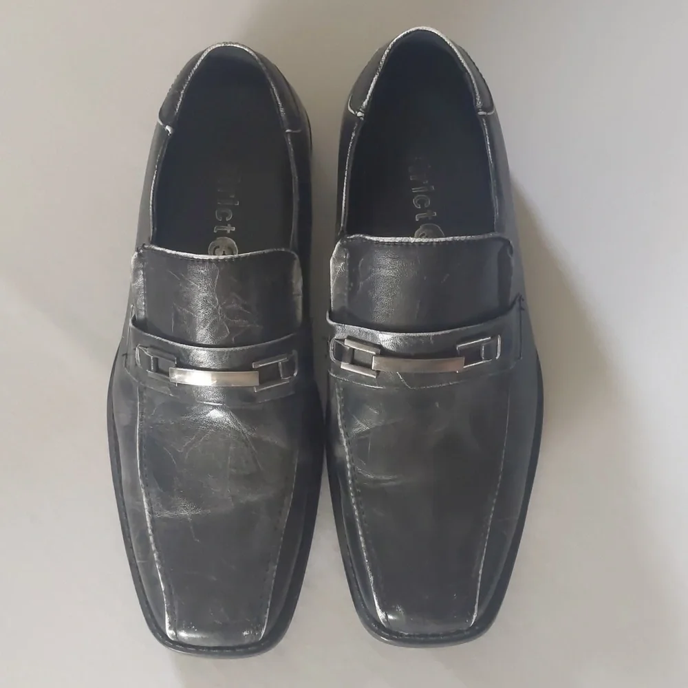 District 3 loafers men's size 9 gray. Buckle.